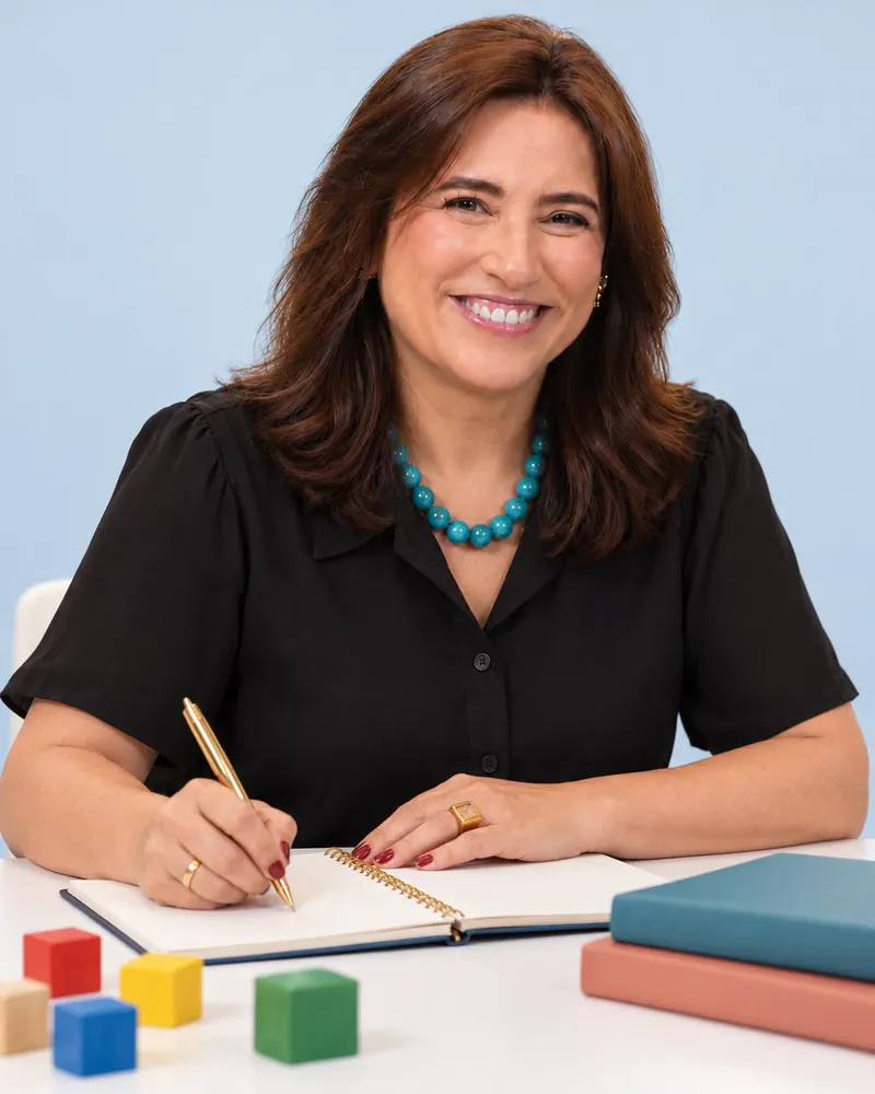 Luciana Fagundes escrevendo em um caderno durante o planejamento