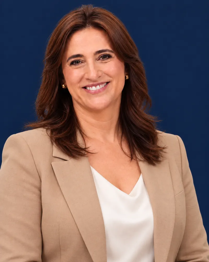 Luciana Fagundes sorrindo, de blusa de renda preta